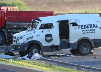 Carro-forte da empresa Federal ficou destruído no meio da pista (Foto: Divulgação)