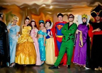Na trama, Batman se alia a Branca de Neve para deter o Charada