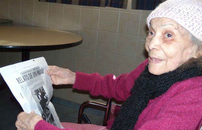 Hilda na sala de refeitório e TV do asilo (Foto: Reprodução)