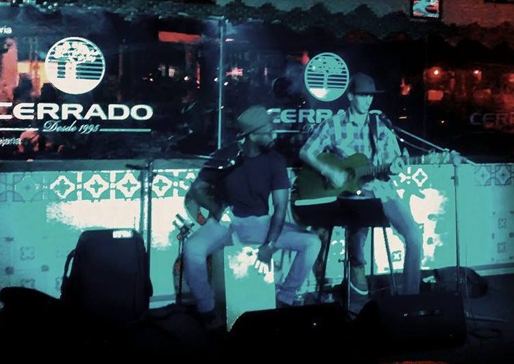 Alexandre Amorin faz a percussão ao lado de Junin Mamede