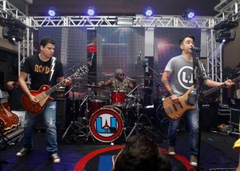 O power trio é constituído pelos músicos Gustavo (baixo e voz), Sérgio Seddi (guitarras) e Rafinha (bateria)