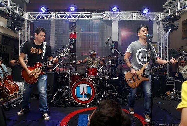 O power trio é constituído pelos músicos Gustavo (baixo e voz), Sérgio Seddi (guitarras) e Rafinha (bateria)
