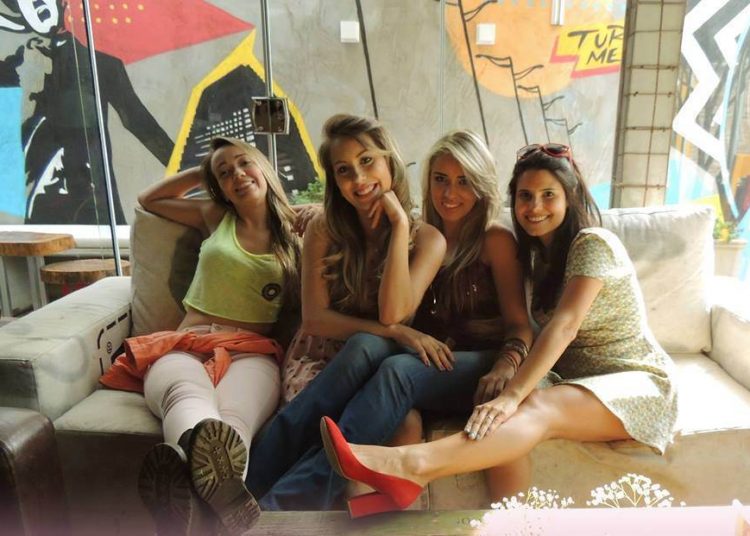 A história aborda problemas comuns aos adolescentes, como a sexualidade, mas tudo com humor