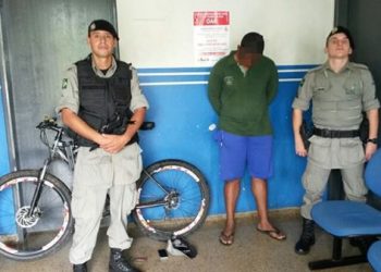 Após a abordagem, o suspeito tentou fugir, mas com a ajuda de um indivíduo em uma moto a polícia conseguiu pegar o indivíduo na rua T-30