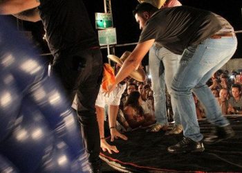 Depois da queda, o músico continuou o show, mas em seguida foi a um hospital