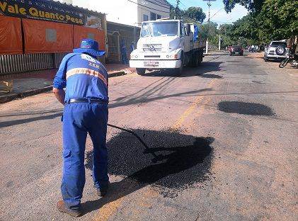 Serviço de tapa-buracos no Setor Leste Universitário (Foto: Danielly Mariano)