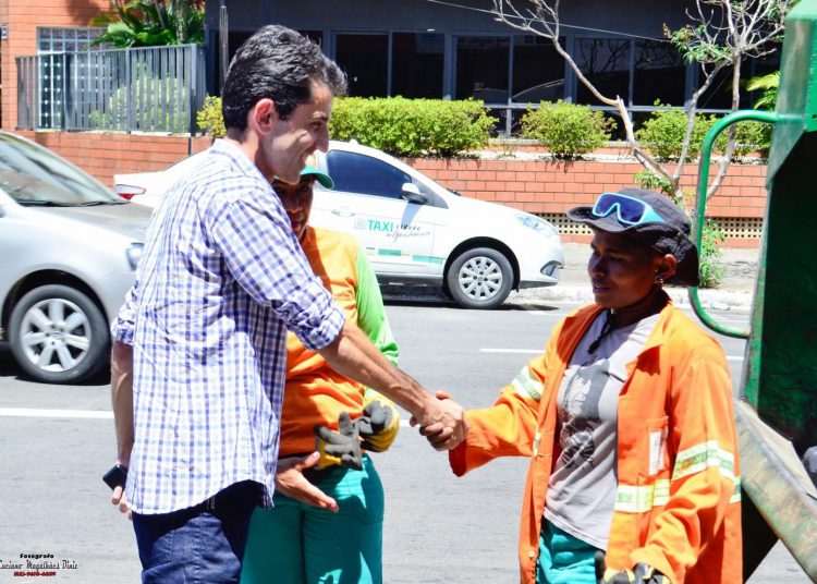 Presidente da Comurg acompanha coletoras (Foto: Luciano Magalhães)