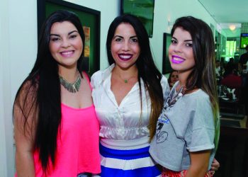 MÃE E FILHAS - Lindas de viver, Ariany Pires e a irmã Amanda Pires ladeiam a mãe, Marcia Pires em tarde de almoço em badalado restaurante da cidade. Em tempo: Ariany acaba de passar no vestibular para Educação Física na PUC Goiás (Foto: Luciano Magalhães Diniz)
