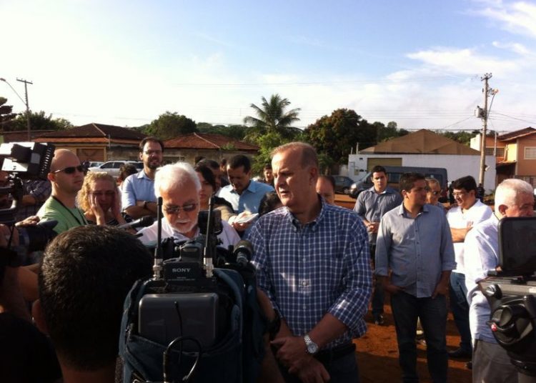 Paulo Garcia e sua comitiva (Foto: Guilherme Coelho)
