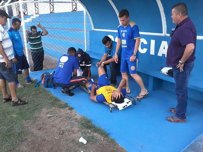 Após dividir bola no alto, o zagueiro Anderson fraturou o tornozelo esquerdo