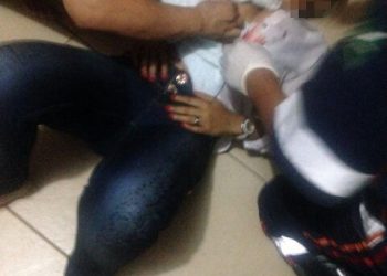 Quando a equipe chegou ao local, se deparou com o ex-marido desferindo golpes de faca em sua ex-mulher