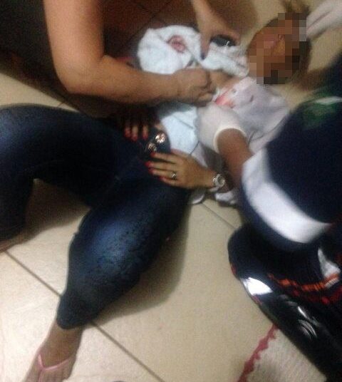 Quando a equipe chegou ao local, se deparou com o ex-marido desferindo golpes de faca em sua ex-mulher