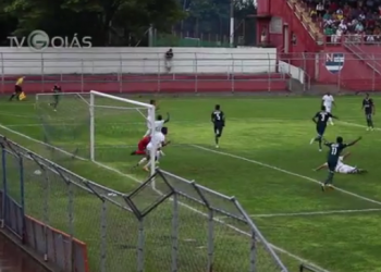 Rezende comemora o gol marcado na vitória contra o Guarani