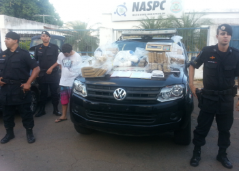 Policiais apresentam o suspeito e as drogas apreendidas