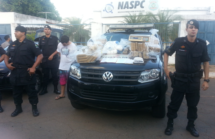 Policiais apresentam o suspeito e as drogas apreendidas