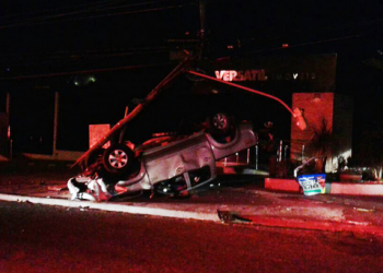 Caminhonete capotou e destruiu poste (Foto: WhatsApp)