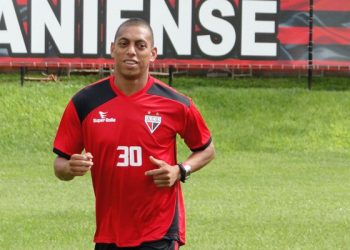 Pituca com a camisa do Atlético