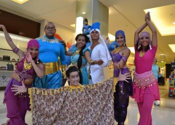 O Gênio, Jasmine, Tapete Mágico e, claro, Aladin, estão na montagem