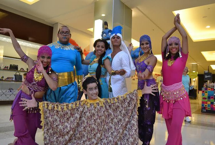 O Gênio, Jasmine, Tapete Mágico e, claro, Aladin, estão na montagem