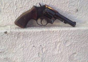 O armamento encontrado pertencia a uma empresa de segurança que teve a arma subtraída no ano passado