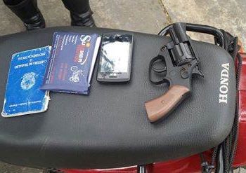 Após realizar o procedimento padrão foi encontrado um simulacro de revólver e dois celulares que o indivíduo não soube explicar a procedência