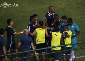 Jogadores do Goiás comemoram o primeiro gol do jogo