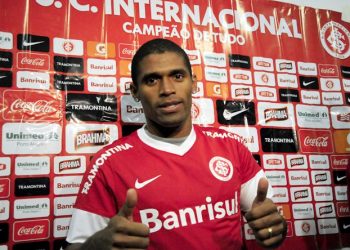 Ygor com a camisa colorada (Foto: Site Internacional)