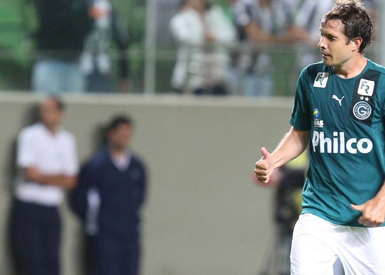 Volante David marcou dos gols do Goiás