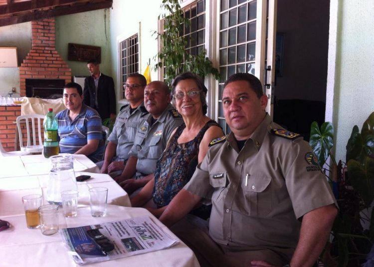 Da direita para esquerda: Coronel xxxx, Dona Rosa, xxxxx, xxxxx e xxxxx. / Foto: Guilherme Coelho - Folha Z