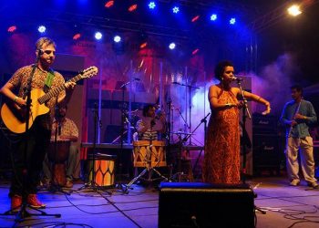 'Reggae, afoxé, salsa, samba, afrobeat, groovies e batuques soam nas releituras e nas composições. As canções vão da resistência e afirmação até as crônicas urbanas e a visão sobre o mundo', explica Garcez, o guitarrista da banda (Foto: Divulgação)