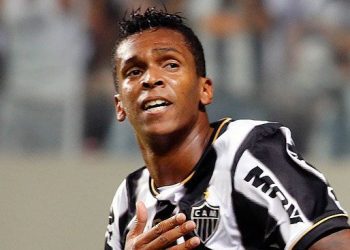 Atacante Jô com a camisa do Galo
