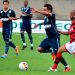 Esquerdinha ganha a bola do adversário, observado pelo volante Rodrigo (Foto: Site Goiás Esporte Clube)