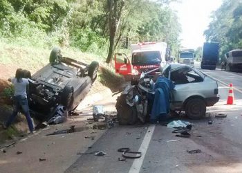 Carro das vítimas ficou destruído no acidente (Foto: Divulgação/PRF)