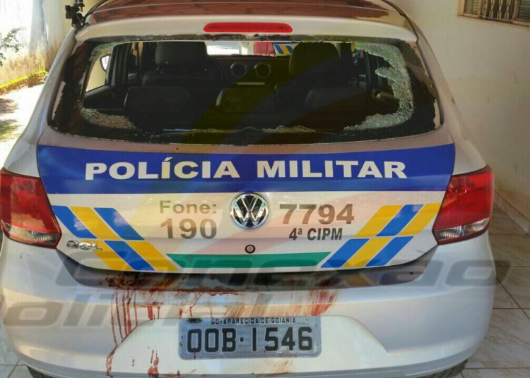 Viatura onde acontece a troca de tiros (Foto: Divulgação)