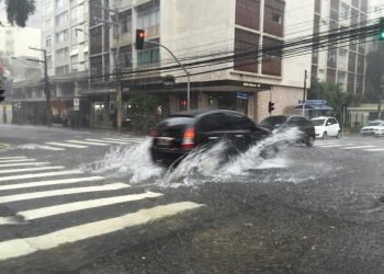 Chuva forte alaga vias (Foto: Paulo Pinto / Fotos Públicas)