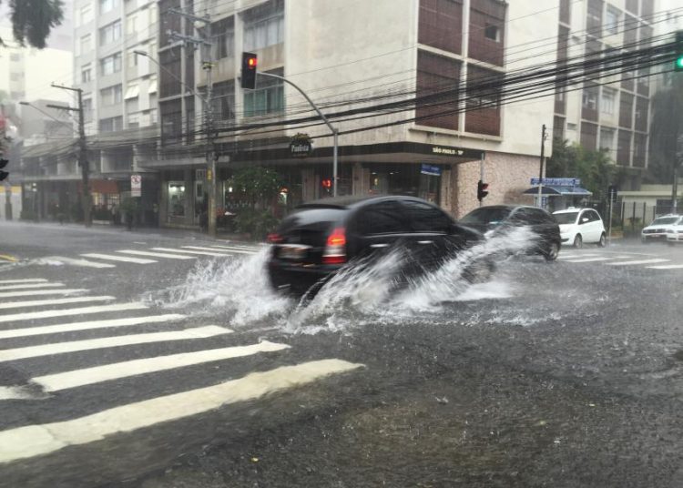 Chuva forte alaga vias (Foto: Paulo Pinto / Fotos Públicas)