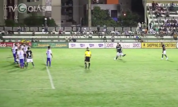 Felipe Menezes cobra a falta que deu a vitória para o Goiás