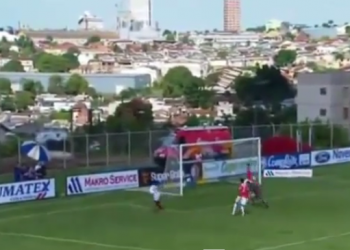 Rafinha marca o gol da vitória do Atlético sobre a Anapolina