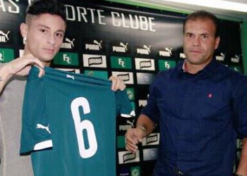 Diogo Barbosa, ao lado do diretor Harlei Menezes, quando foi apresentado no Goiás