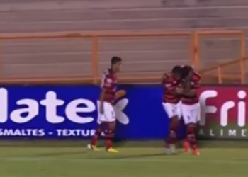 Jogadores do Atlético comemoram o gol de Yago
