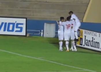 Jogadores do Vila comemoram o primeiro gol do jogo