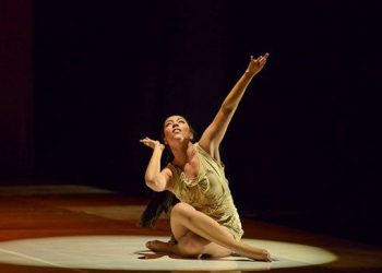 Com direção artística e coreografia de Cristiane Santos o trabalho é influenciado pela poesia de Fernando Pessoa, além das reflexões da psicoterapeuta Suely Rolnik