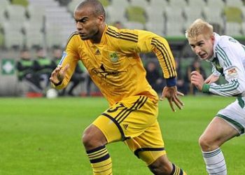 Rodrigo Moledo (amarelo) em ação com a camisa do Metalist