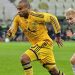 Rodrigo Moledo (amarelo) em ação com a camisa do Metalist