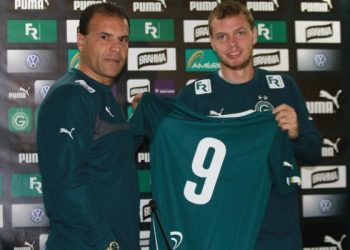 Lucas Coelho é apresentado e recebe a camisa do goiás das mãos do diretor Harlei de Menezes (Foto: Site Goiás Esporte Clube)