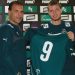 Lucas Coelho é apresentado e recebe a camisa do goiás das mãos do diretor Harlei de Menezes (Foto: Site Goiás Esporte Clube)