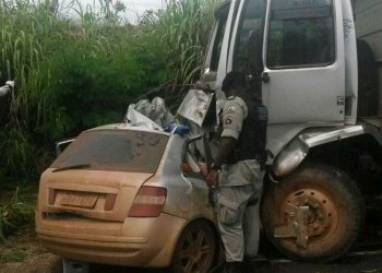 Carro ficou completamente destruído após colisão frontal (Foto: Divulgação)