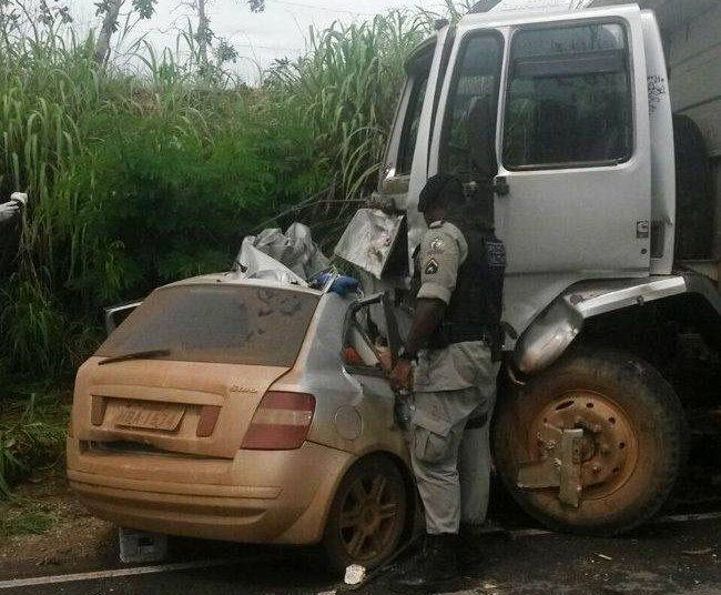 Carro ficou completamente destruído após colisão frontal (Foto: Divulgação)