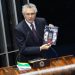 Caiadolembrou a capa da revista Veja em que tratava da delação de Alberto Youssef sobre o conhecimento de Dilma e Lula sobre o esquema do Petrolão / Foto: Sidney Lins Jr