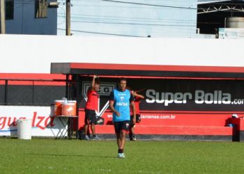 Lateral Murilo treina para jogo contra Goianésia (Foto: Fábio Marques/Atlético)
